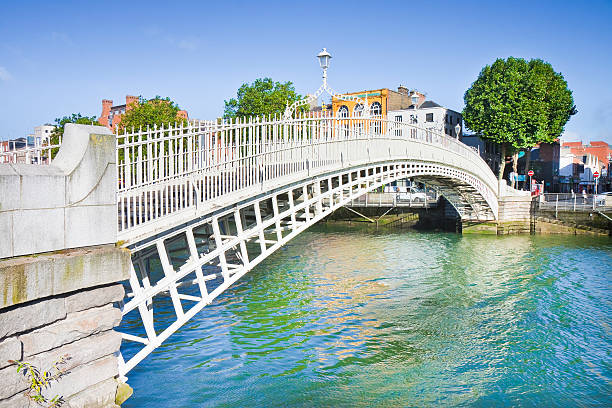 il ponte più famoso di dublino - dublin ireland bridge hapenny penny foto e immagini stock