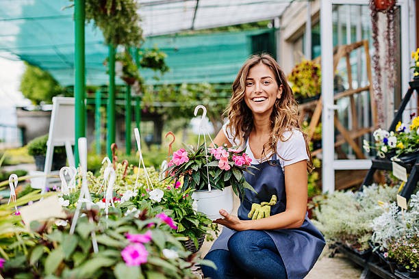 souriant jardinier - garden center flower women plant photos et images de collection