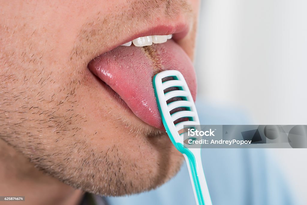 Hombre limpiando su lengua - Foto de stock de Limpiar libre de derechos