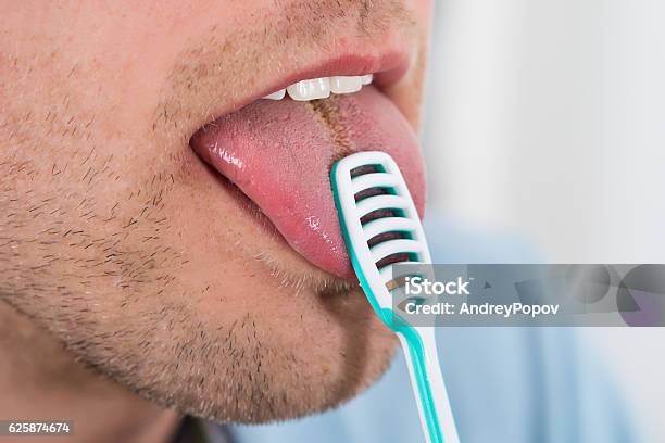 Hombre Limpiando Su Lengua Foto de stock y más banco de imágenes de Limpiar - Limpiar, Hombres, Lengua humana