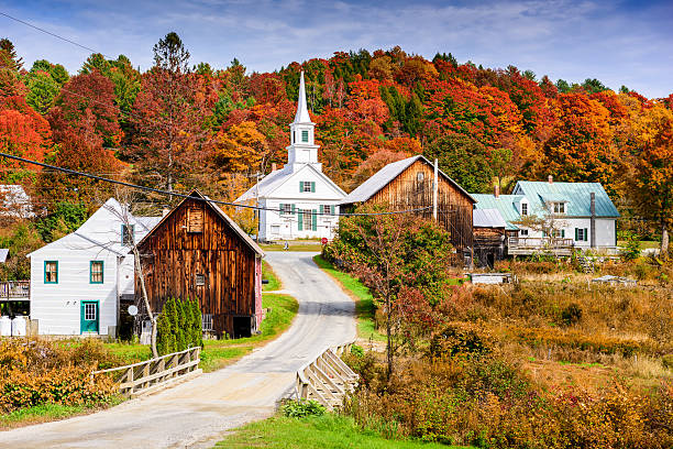 ländliche vermont im herbst - town rural scene road new england stock-fotos und bilder