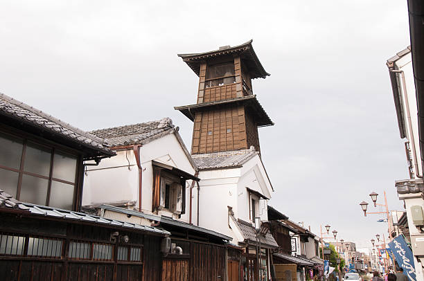 時間を伝える鐘、川越、日本 - 鐘楼 ストックフォトと画像
