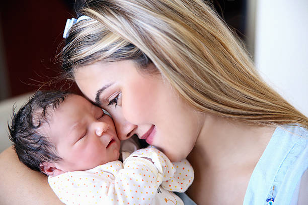 новый родившийся ребенок с его мать - new childbirth new life love стоковые фото и изображения