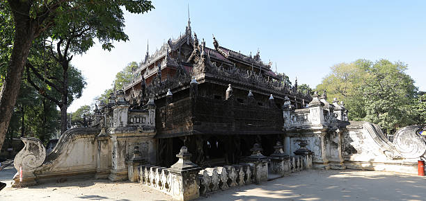 monasterio de shwenandaw, mandalay, myanmar - shwenandaw fotografías e imágenes de stock