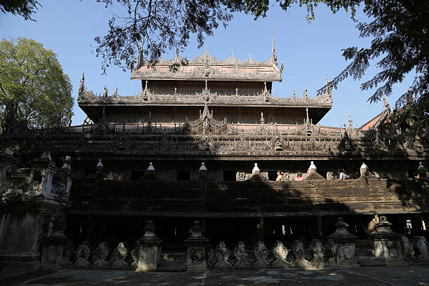 monasterio de shwenandaw, mandalay, myanmar - shwenandaw fotografías e imágenes de stock