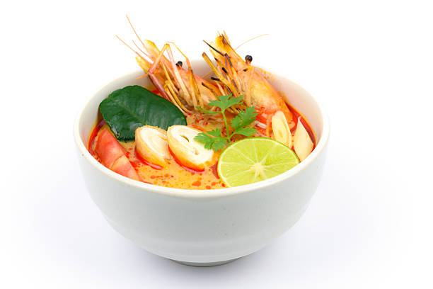 soupe tom yum - thailand thai cuisine prawn tom yum soup photos et images de collection