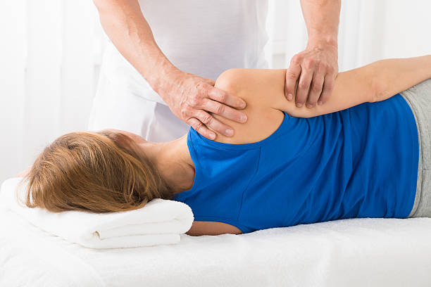braço masseur dando massagem no spa - reflexology massaging recovery sport imagens e fotografias de stock