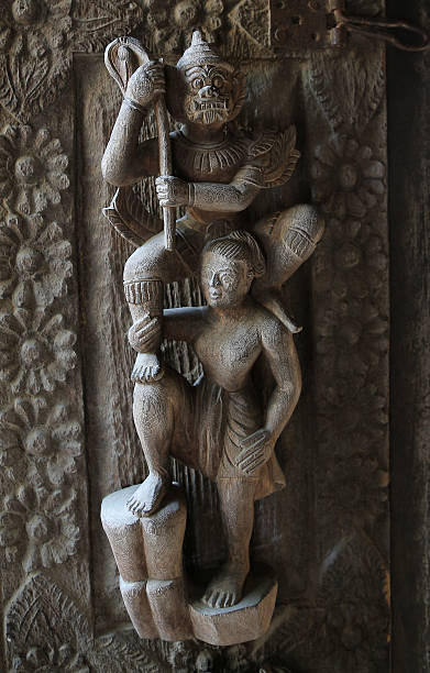 monasterio de shwenandaw, mandalay, myanmar - shwenandaw fotografías e imágenes de stock