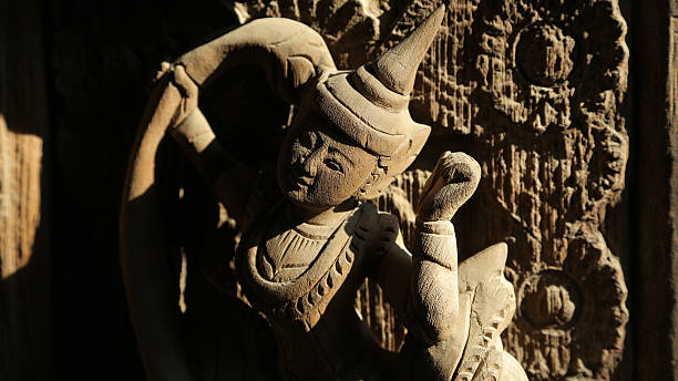 monasterio de shwenandaw, mandalay, myanmar - shwenandaw fotografías e imágenes de stock