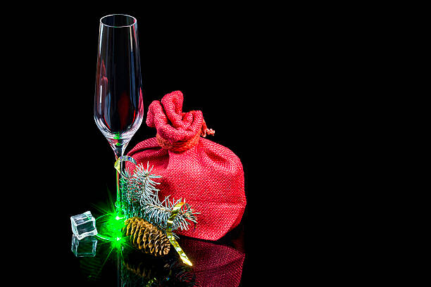 taça de vinho vazia com presente em saco e abeto de galho - champagne flute champagne black wineglass - fotografias e filmes do acervo