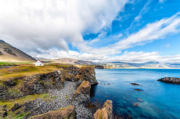 isländische landschaft auf der halbinsel snaefellsnes - snaefellsnes stock-fotos und bilder