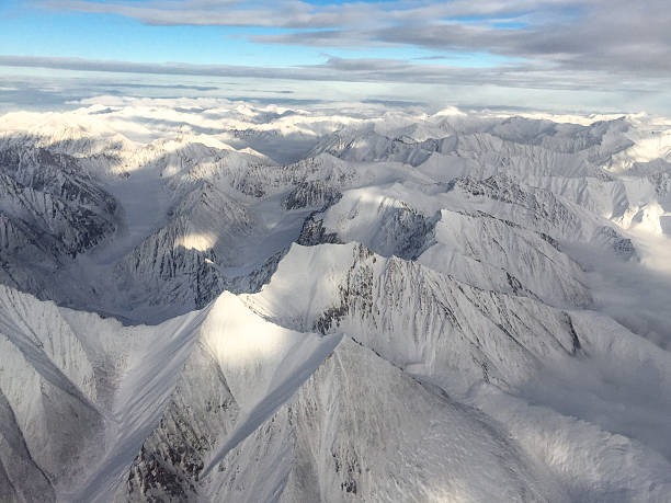 alaska brooks mountain range vista aérea con nieve y cielo - brooks range fotografías e imágenes de stock