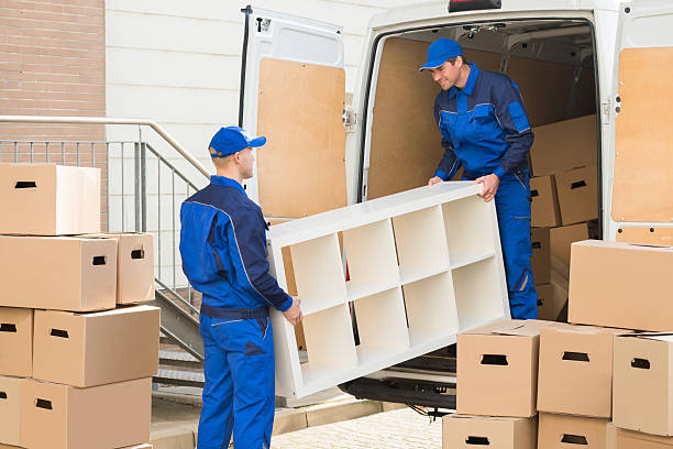 Moving helpers hi-res stock photography and images - Alamy