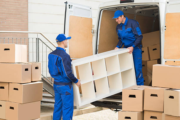 водители разгрузки мебели из грузовика - delivery van truck delivering moving van стоковые фото и изображения
