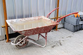 industrielle-schubkarre-auf-der-baustelle.jpg?b=1&s=170x170&k=20&c=28I3I2RGc4Hcel7r2xPF0RwxzBt1am6FIxnjQK13QCQ=