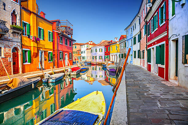 isla de burano, venecia, italia - architecture bright vibrant color brilliant fotografías e imágenes de stock