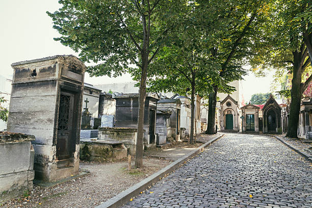 montmartre cemitério - cemetery montmartre paris france france imagens e fotografias de stock