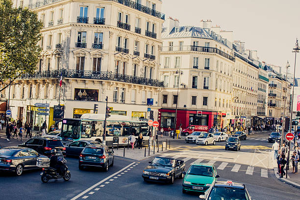 istock Paris 8th Arrondissement street scene 625918238