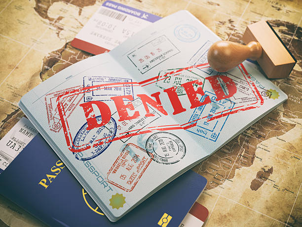 pasaporte con sello de visa denegado en el mapa del mundo - passport stamp customs document emigration and immigration fotografías e imágenes de stock
