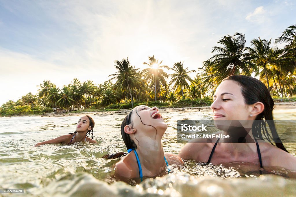 Familie genießt Urlaub auf See - Lizenzfrei Familie Stock-Foto