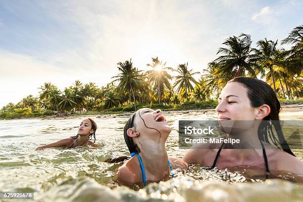 Familie Genießt Urlaub Auf See Stockfoto und mehr Bilder von Familie - Familie, Strand, Brasilien