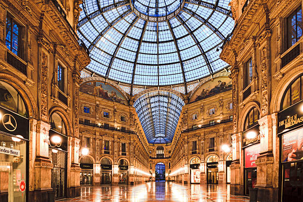 milán vittorio galería interior - shopping milan italy retail shopping mall fotografías e imágenes de stock