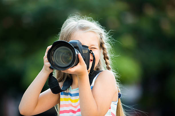 niña pequeña con cámara al aire libre - double click fotos fotografías e imágenes de stock