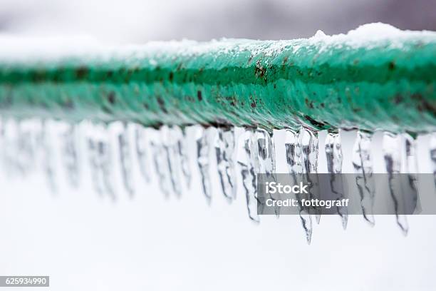 Photo libre de droit de Tuyau En Du Bas Glacé Congelé banque d'images et plus d'images libres de droit de Tuyauterie - Tuyauterie, Glacé, Stalagtite