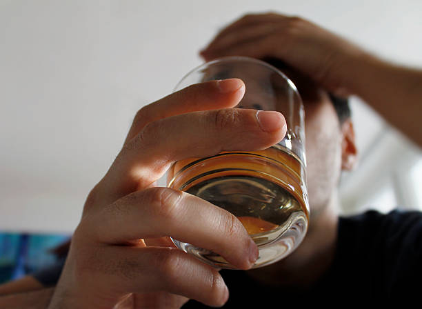 discesa lungo - alcohol alcoholism addiction drinking foto e immagini stock