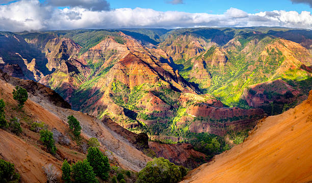 vista panorâmica do cânion waimea em kauai, maui - waterfall multi colored landscape beauty in nature - fotografias e filmes do acervo