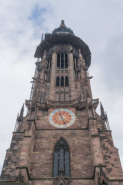 torre del freiburg minster con el reloj - lehre fotografías e imágenes de stock