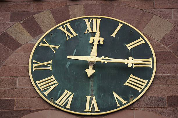 reloj de la torre de iglesia en mampostería roja - lehre fotografías e imágenes de stock