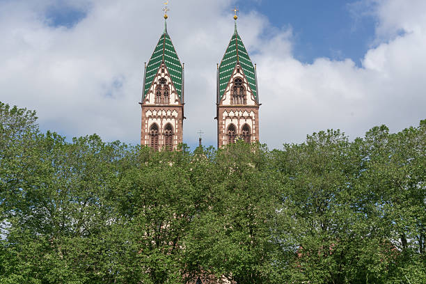 vista de la herz-jesu-kirche en friburgo - lehre fotografías e imágenes de stock