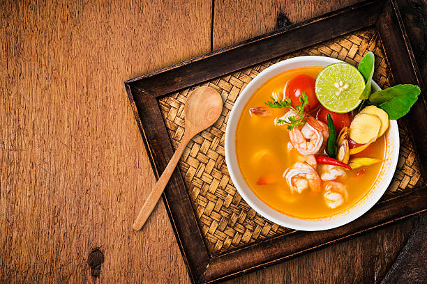 tom yam kong o tom yum, comida tailandesa. - tom tom yum meal soup fotografías e imágenes de stock