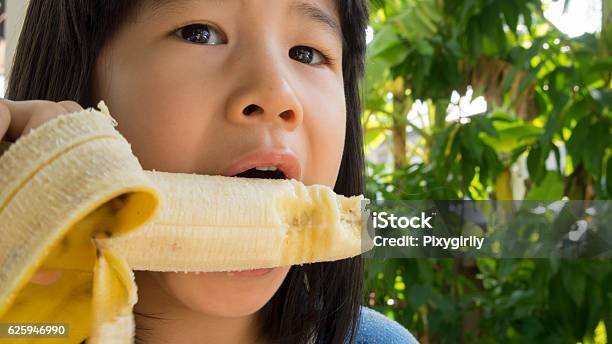 Child Eat Banana Asian Joy Chew Bite Concept-foton och fler bilder på Asiatiskt och indiskt ursprung - Asiatiskt och indiskt ursprung, Bakom, Banan