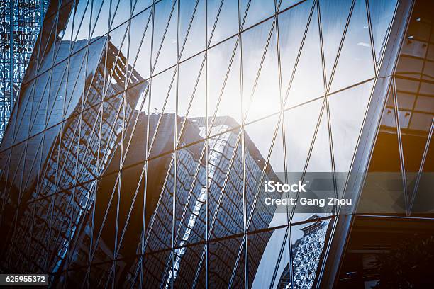 Foto de Reflexo De Construção De Vidro Moderno e mais fotos de stock de Setor de construção - Setor de construção, Exterior de Prédio, Macrofotografia