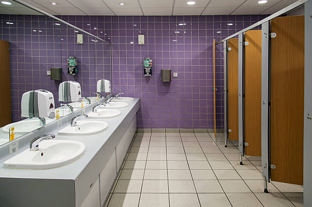 öffentliches badezimmer  - öffentliche toilette stock-fotos und bilder