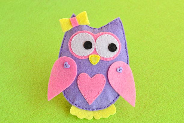 istock Felt soft toy owl on a green background 625963964