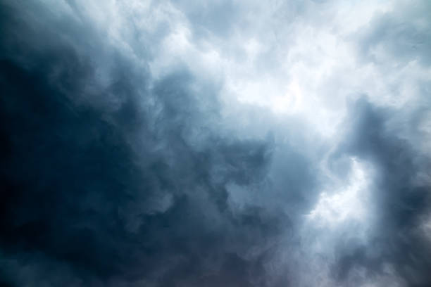 cielo oscuro vehemente - storm cloud storm dramatic sky hurricane fotografías e imágenes de stock
