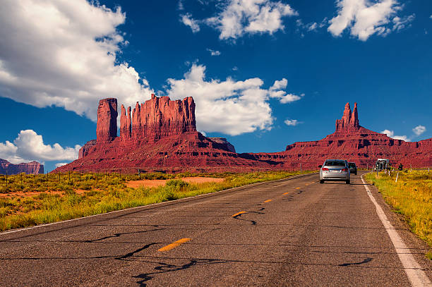 autostrada w: monument valley, utah / arizona, stany zjednoczone - sedimentary rock zdjęcia i obrazy z banku zdjęć