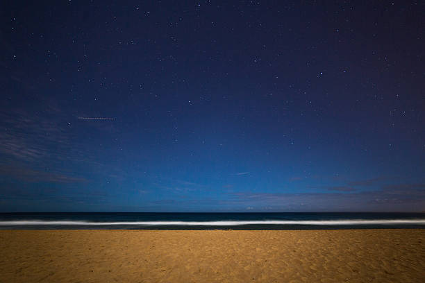 narrabeen beach at night - ian 個照片及圖片檔