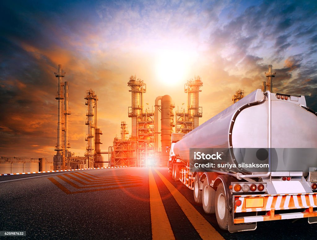 camión de contenedores de petróleo y planta de industrias petroquímicas pesadas para - Foto de stock de Gas natural libre de derechos