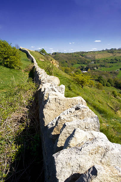 cotswold ansicht uk - hillfort stock-fotos und bilder