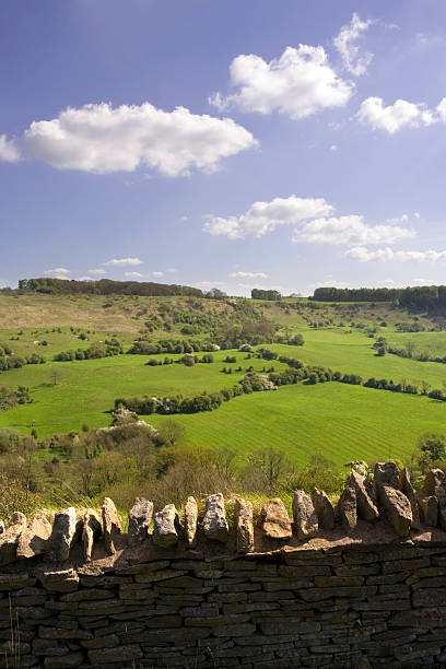 cotswold ansicht uk - hillfort stock-fotos und bilder