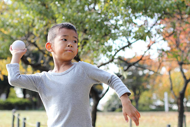 niño japonés jugando a la captura - lanzar fotografías e imágenes de stock