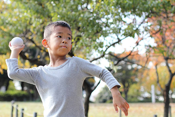 японский мальчик играет поймать - throwing стоковые фото и изображения