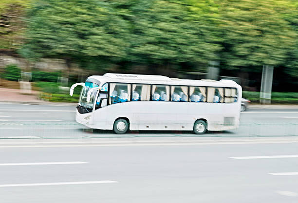 visite en autobus sur la route - blurred motion street car green photos et images de collection