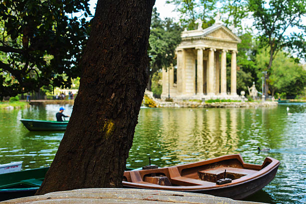 로마의 빌라 보르게세(villa borghese)의 호수에 보트를 타고 있습니다. - villa borghese 뉴스 사진 이미지