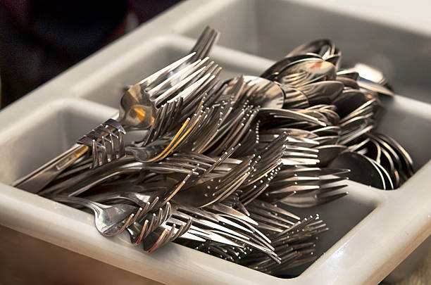 cubiertos de catering - silverware clean wet kitchen utensil fotografías e imágenes de stock