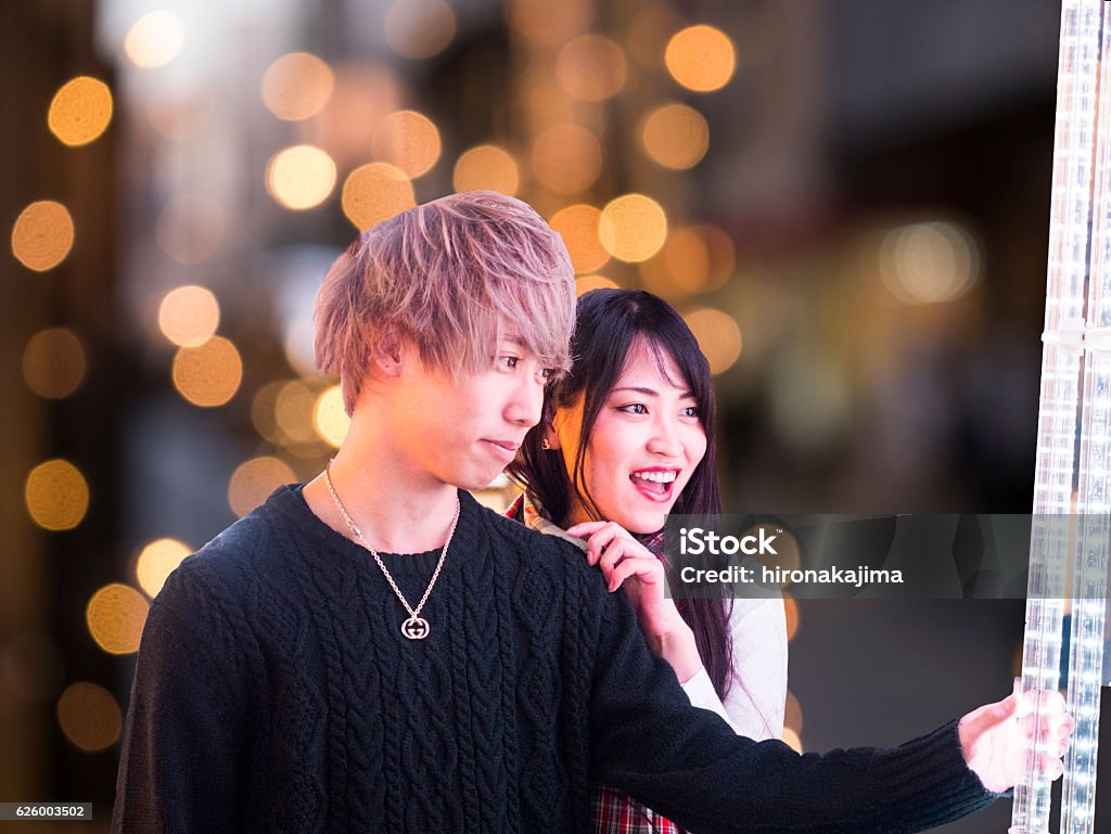 Pareja Joven Japonesa Viendo La Iluminación Navideña Foto de stock y más banco de imágenes de 20 a 29 años - iStock Pareja Joven Japonesa Viendo La Iluminación Navideña Foto de stock y más banco de imágenes de 20 a 29 años - iStock